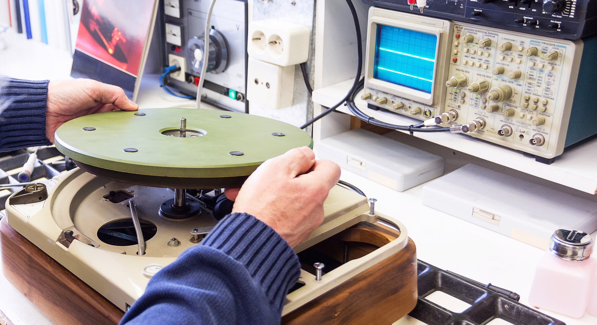 Plattenspieler defekt und geöffnet
